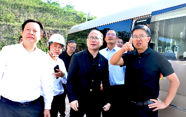 宜賓市南溪區(qū)委書記、南溪經(jīng)開區(qū)黨工委書記劉剛率隊調(diào)研遠東宜賓智能產(chǎn)業(yè)園